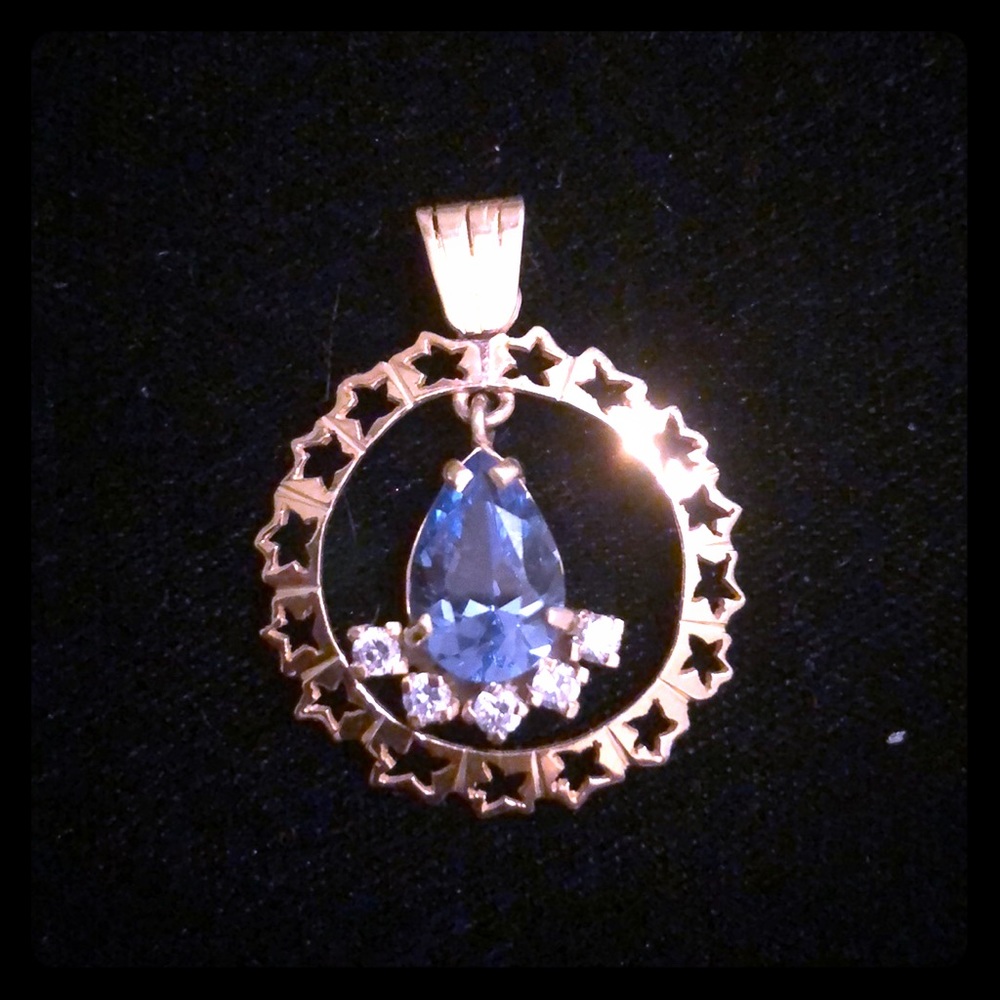 Gorgeous 18k Yellow Gold Pendant- Aquamarine